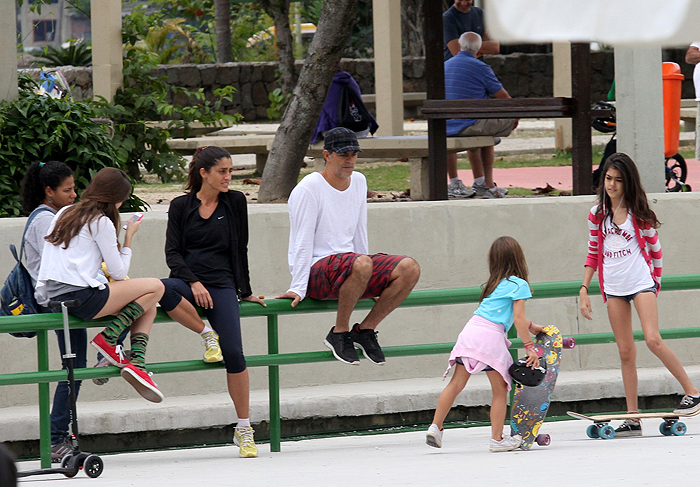 Eduardo Moscovis anda de skate com filhos em parque no Rio