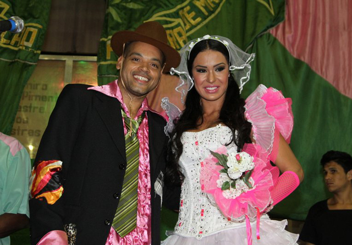 Gracyanne Barbosa assume posto na Mangueira de noivinha sexy junina