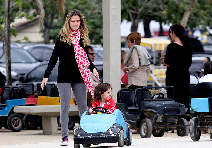  Ingrid Guimarães se diverte com filhinha em brinquedos da Lagoa