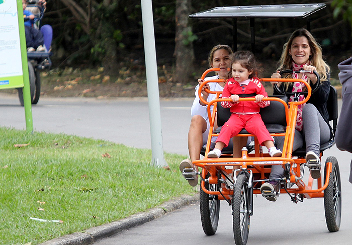  Ingrid Guimarães se diverte com filhinha em brinquedos da Lagoa