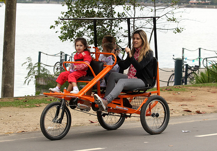  Ingrid Guimarães se diverte com filhinha em brinquedos da Lagoa