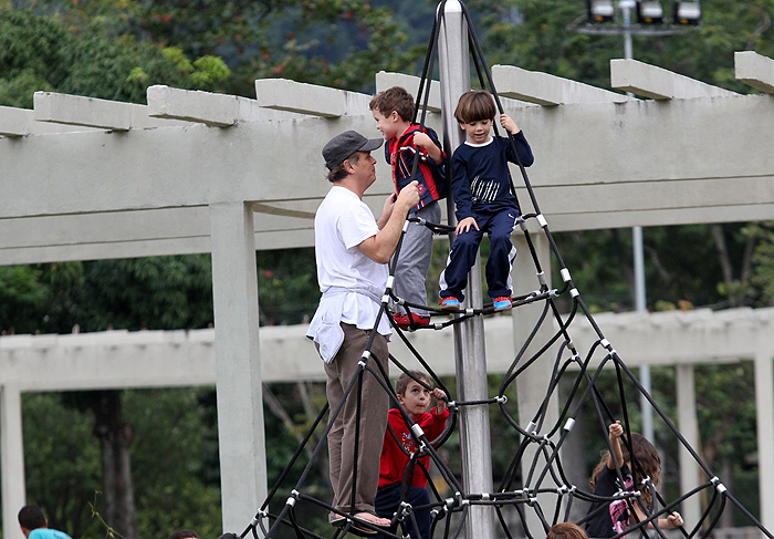 Guilherme Fontes leva os filhos em Parque dos Patins, no Rio
