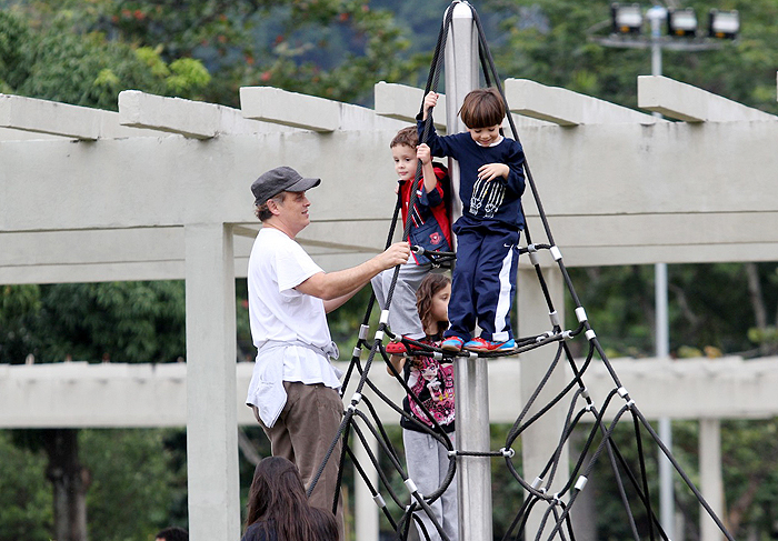 Guilherme Fontes leva os filhos em Parque dos Patins, no Rio
