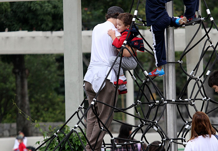 Guilherme Fontes leva os filhos em Parque dos Patins, no Rio