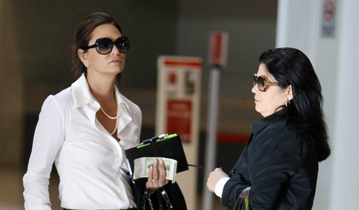 Ao lado de amigas, Luiza Brunet é flagrada em aeroporto carioca