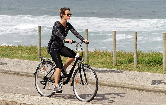 Juliana Didone curte música ao pedalar pela Barra da Tijuca