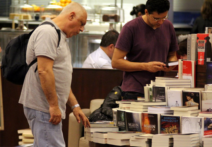 Antônio Fagundes dá passadinha em livraria para conferir lançamentos
