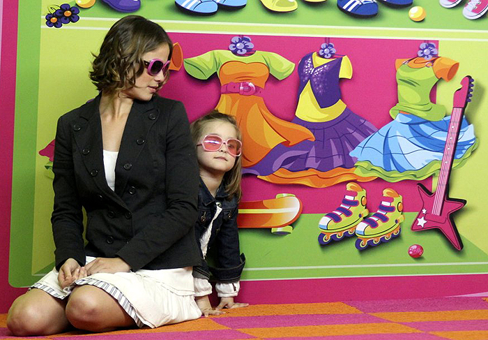 Luiza Valdetaro brinca com filha Malu em shopping do Rio