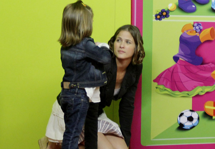 Luiza Valdetaro brinca com filha Malu em shopping do Rio