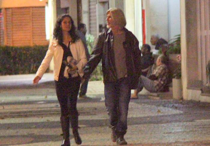 Oswaldo Montenegro caminha pelo Leblon com a namorada