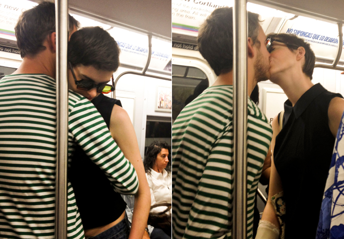 Anne Hathaway e noivo se beijam dentro do trem do metro de NY
