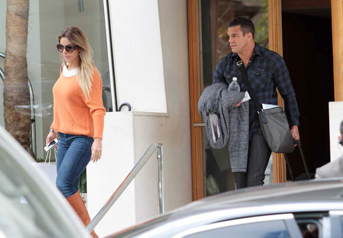 Vitor Belfort e Joana Prado são vistos saindo de hotel em SP