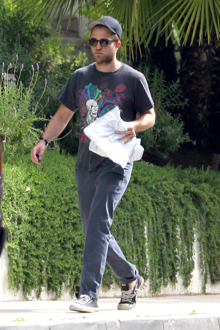 Robert Pattinson visita estúdio da Paramount de barba e roupa casual