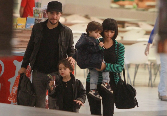 Após separação, Vanessa Giácomo e Daniel Oliveira passeiam com filhos