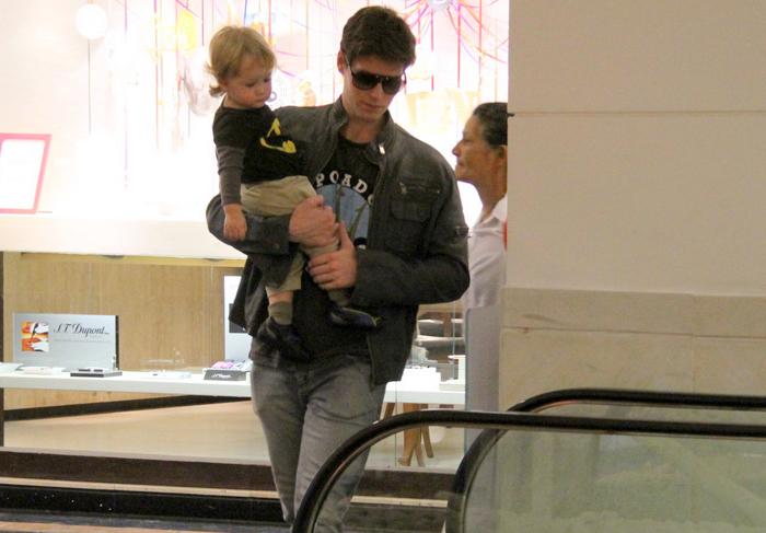 Jonatas Faro passeia no shopping com o fofo Guy