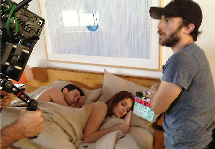 Veja Lindsay Lohan na cama com o ator pornô James Deen  O FUXICO