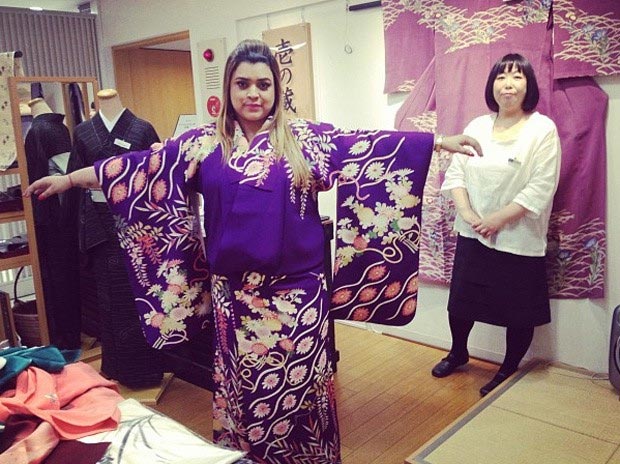 Preta Gil continua as compras no Japão e agora adquire um quimono