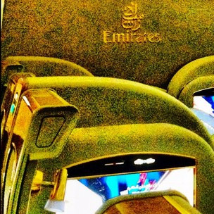 Danielle Winits posta foto de dentro de avião rumo à Tailândia