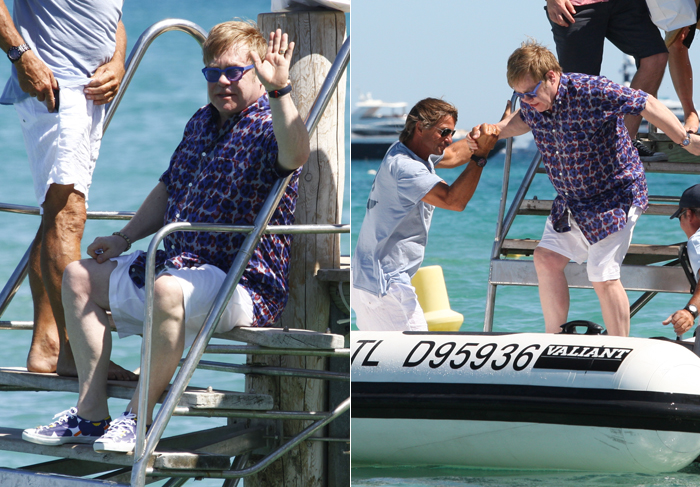 Todo estiloso, Elton John faz passeio de barco em Saint-Tropez