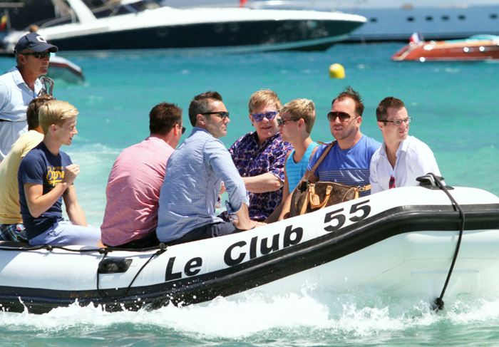 Todo estiloso, Elton John faz passeio de barco em Saint-Tropez