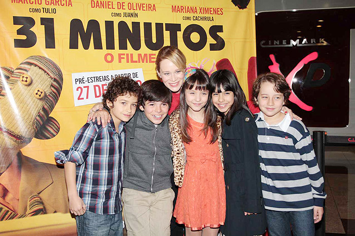 Mariana Ximenes com atores mirins em pré-estreia em São Paulo