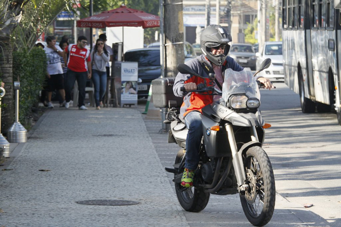 Raul Gazolla anda de moto nas ruas da Barra da Tijuca
