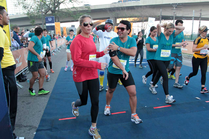 Adriane Galisteu madruga para participar de corrida em São Paulo