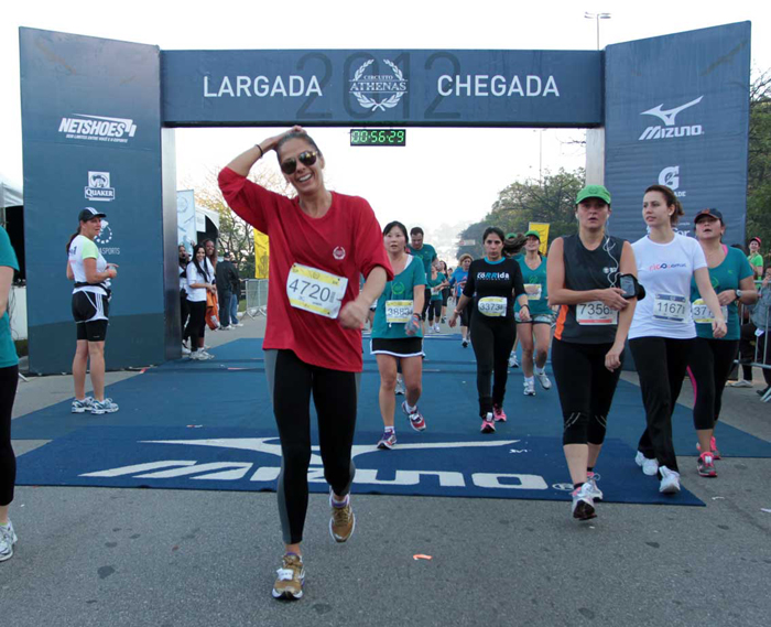 Adriane Galisteu madruga para participar de corrida em São Paulo