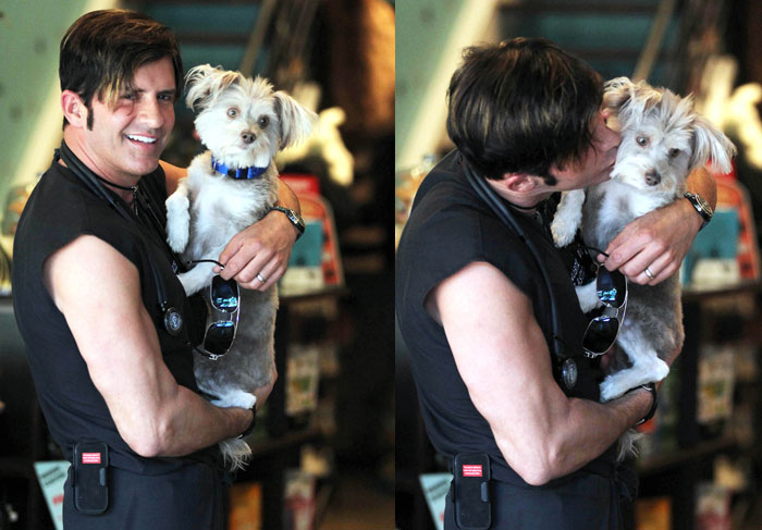 Dr. Rey faz pose com cachorrinho em loja de Beverly Hills O Fuxico
