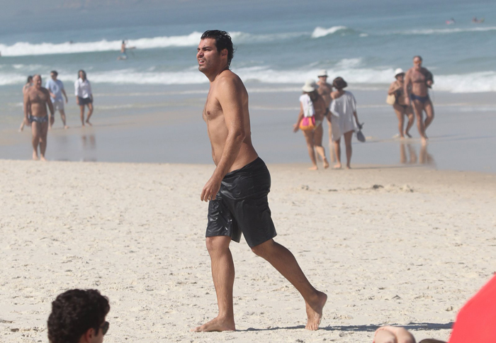 Thiago Lacerda aproveita domingo de sol na praia