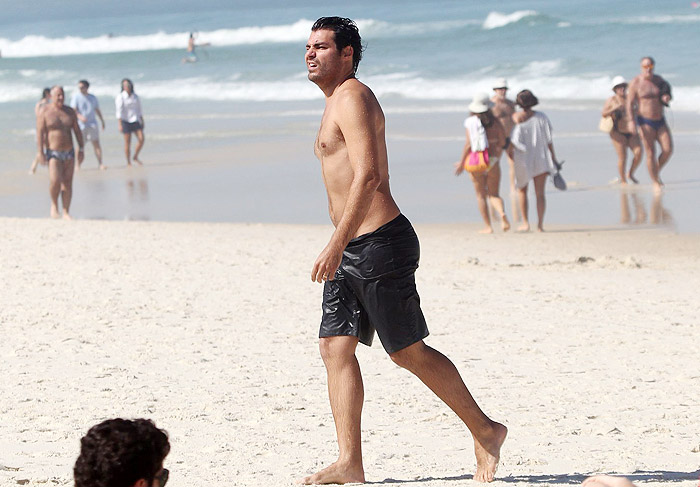 Thiago Lacerda aproveita domingo de sol na praia