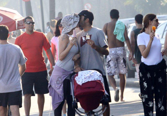 Luana Piovani passeia com o marido e o filho na orla do Leblon