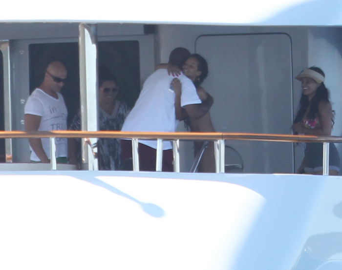Rihanna recebe Magic Johnson a bordo de seu iate
