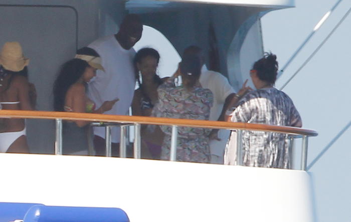 Rihanna recebe Magic Johnson a bordo de seu iate