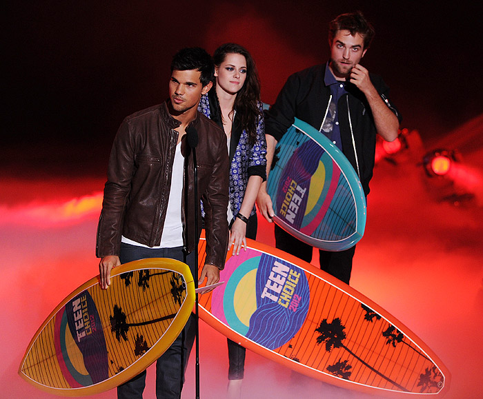 Taylor Lautner, Kristen Stewart e Robert Pattinson recebendo o prêmio