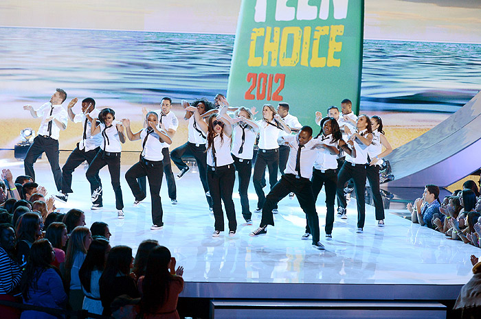 Uma das apresentações do Teen Choice Awards 2012
