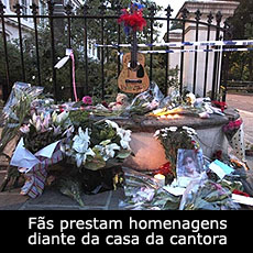Fãs prestam homenagens diante da casa de Amy Winehouse. Corpo é levado para autópsia.