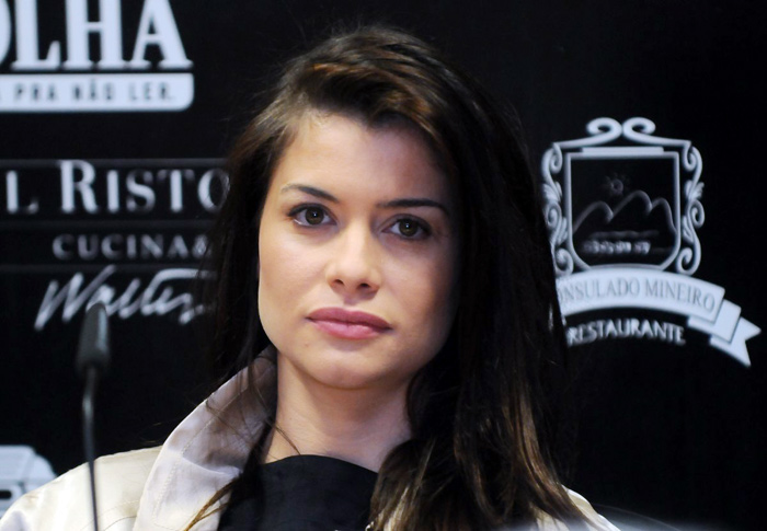 Alinne Moraes vive Doroteia em espetáculo, em São Paulo