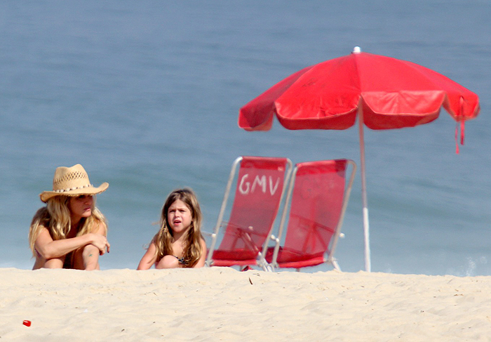 Amora Mautner curte praia com a filha