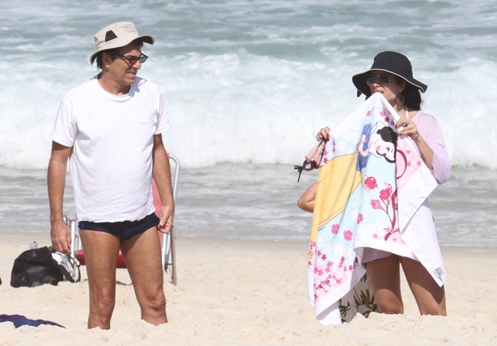 Evandro Mesquita cai na brincadeira com os filhos na praia