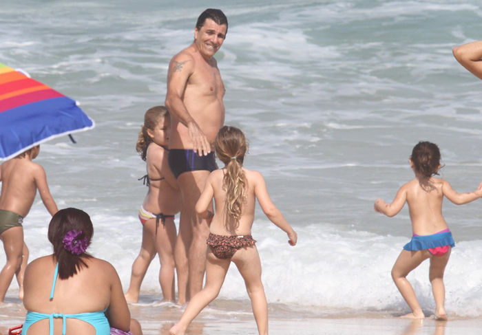 Evandro Mesquita cai na brincadeira com os filhos na praia