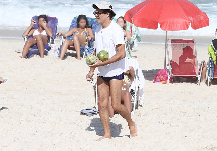 Evandro Mesquita cai na brincadeira com os filhos na praia