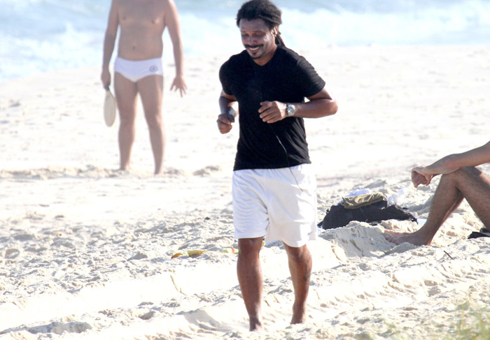 Marcelo Falcão corre na praia e não esquece o protetor