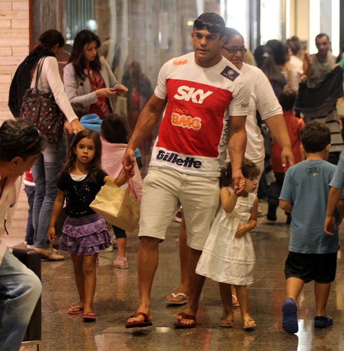 Paizão cuidadoso, Vitor Belfort não desgruda das filhas no shopping