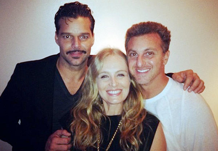 Angélica e Luciano Huck posam com Ricky Martin