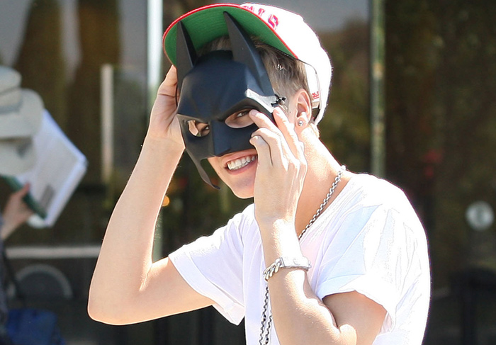  Justin Bieber vai assistir o novo Batman com a máscara do herói