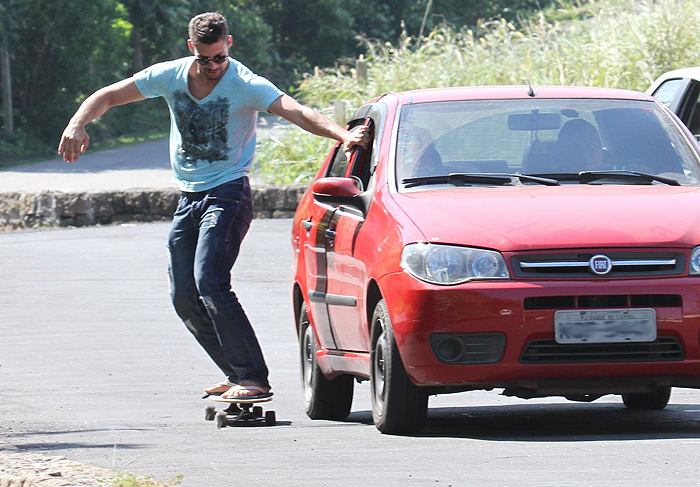 Cauã pega carona para ganhar velocidade