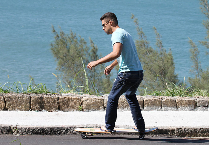 O galã relaxou andando de skate nos intervalos das gravações