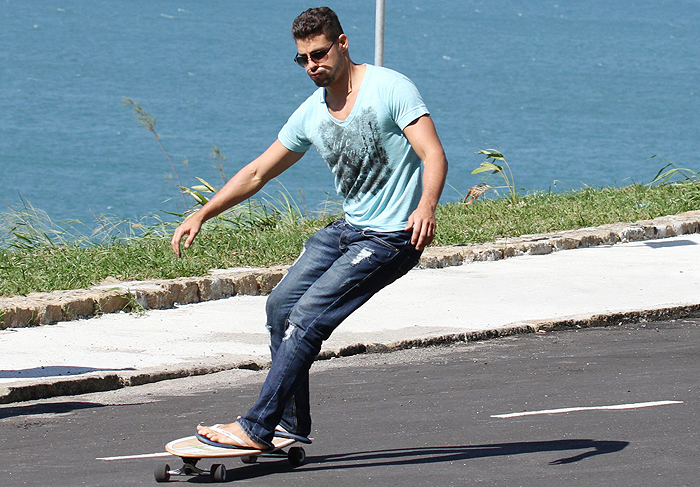 Cauã Reymond anda de skate durante gravação de Avenida Brasil