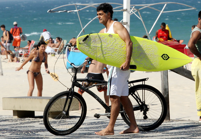  Du Moscovis pedala com prancha de surfe na mão, no Rio